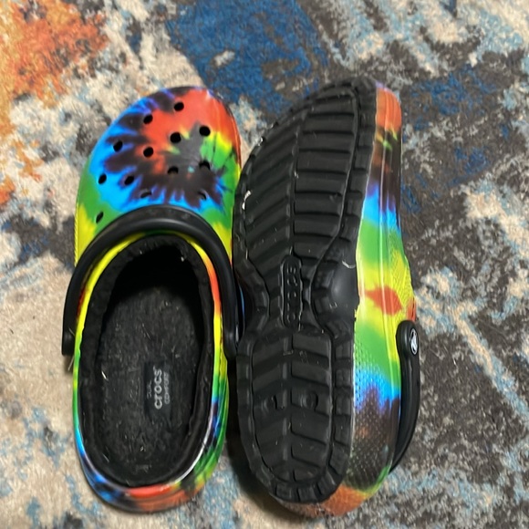 RAINBOW TIE-DYED FLEECE LINED CROCS - Picture 4 of 4